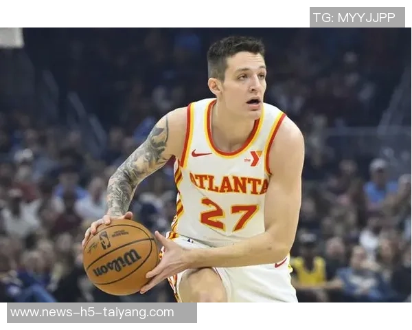 克雷伊奇初次亮相开拓者训练馆与新队友教练热情互动